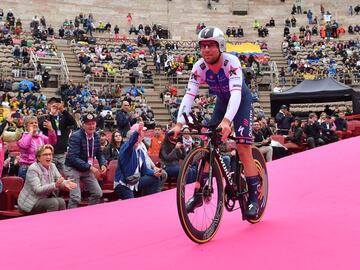 Recopilación de las mejores imágenes de la última etapa del Giro de Italia 2022 con un recorrido de 17,4 kilómetros en contrarreloj en la ciudad de Verona. En la imagen, Mark Cavendish.