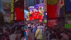 Arruinan banderazo de Argentina en Times Square con foto de Alexis Sánchez