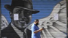 Una persiana con una pintada de Carlos Gardel en Buenos Aires, Argentina