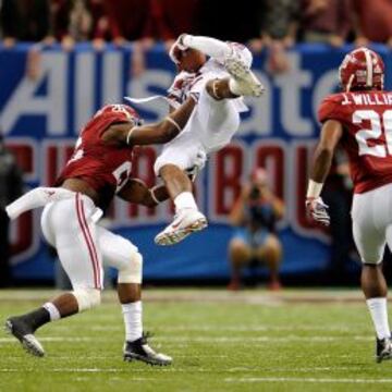 Landon Collins placa con dureza a un rival.