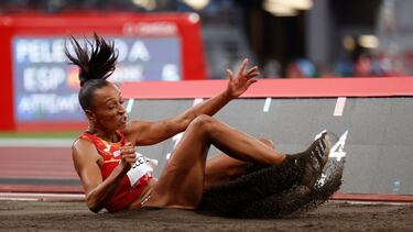 Ana Peleteiro aterriza tras uno de sus saltos en el triple de Tokio 2020.