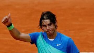 <b>AL SAQUE. </b>Rafa Nadal arma el brazo en la pista Lenglen. La organización no le programó en la Central.