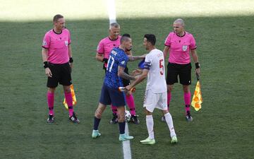 Saludo entre Hamsik y Busquets.