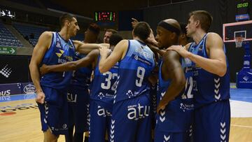 Los jugadores del Hereda San Pablo Burgos celebran la victoria ante el Monbus Obradoiro.
