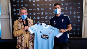 &Aacute;lvaro Vadillo posa junto a Carlos Mouri&ntilde;o con la camiseta del Celta.