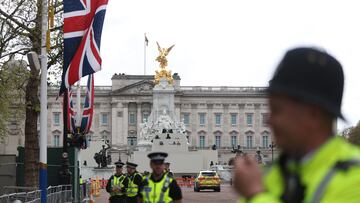 Varios policías, a 5 de mayo de 2023, en Londres (Reino Unido). La capital de Reino Unido será mañana, 6 de mayo, escenario de la coronación de Carlos III, la primera en siete décadas. Tras la muerte de su madre, la reina Isabel II, el pasado 8 de septiembre de 2022, Carlos III se convirtió en el monarca de Reino Unido y será coronado formalmente en una ceremonia pautada por la tradición pero con detalles propios de los tiempos actuales, como un carruaje con aire acondicionado o un seguimiento audiovisual completo.
05 MAYO 2023;CORONACIÓN;CARLOS III;REINO UNIDO;MONARQUÍA;INGLATERRA;INGLESES;ISABEL II;REY;MONARCA;CORONADO;TRADICIÓN;CEREMONIA
Isabel Infantes / Europa Press
05/05/2023