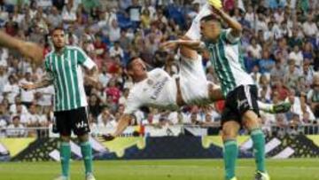 James en el momento de ejecutar la chilena ante la defensa del Betis.