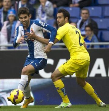 El defensa del Villarreal Mario Gaspar Pérez y el centrocampista del Espanyol Víctor Álvarez luchan por el balón durante el partido correspondiente a la undécima jornada de Liga de Primera División que disputan en el Power8 Estadium.