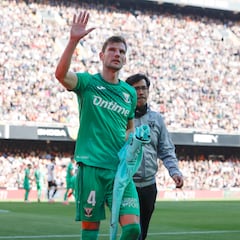 Barisic se rompe a los 8 minutos y hereda el gafe del ‘4’