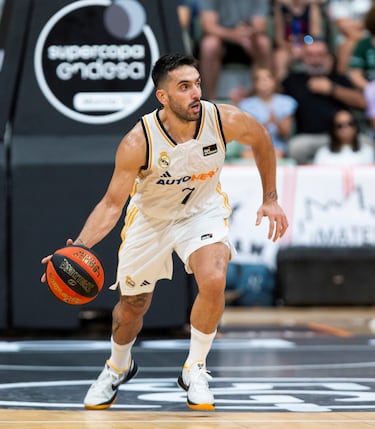 Su regreso al Real Madrid ha sido un culebrón. Campazzo (32 años y 1,78) abandonó el equipo blanco en noviembre de 2020 para cumplir su sueño NBA. Llegó a Denver, pero en el verano de 2022 se quedó sin equipo. A pesar de que el runrun de su vuelta al Madrid ya había comenzado, seguía empeñado en continuar en la NBA. Firmó con los Mavs de Luka Doncic, pero su estancia en Dallas terminó pronto: 8 partidos. Campazzo acabó en el Estrella Roja en una jugada que le salió mal. Castigado por la Euroliga, el club serbio no podía inscribir jugadores en la Euroliga, así que no pudo jugar hasta el 2 de marzo. Este verano se ha comprometido con el Madrid por cuatro temporadas. 