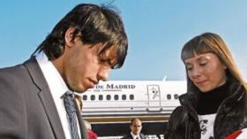 <b>ACLAMADO. </b>Agüero firma la camiseta a una aficionada del Atlético en el viaje a Liverpool.