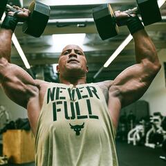 Dwayne Johnson presenta su nueva colección de ropa de entrenamiento