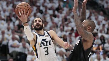 Ricky Rubio lanza durante un partido contra Houston Rockets.