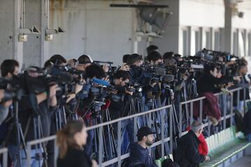 Gran presencia de los medios de comunicación para ver el entrenamiento de Boca en la Ciudad Deportiva de Las Rozas. 