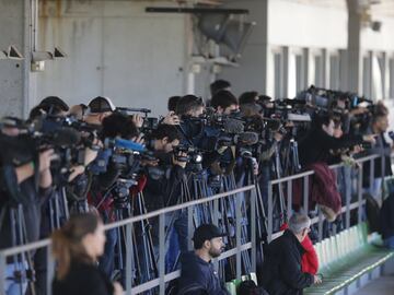 Gran presencia de los medios de comunicación para ver el entrenamiento de Boca en la Ciudad Deportiva de Las Rozas. 