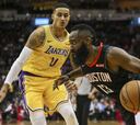 Los Lakers defendieron sin manos en protesta por las faltas a favor de los Rockets