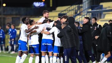 Jeremy Mellot celebra con el grupo.