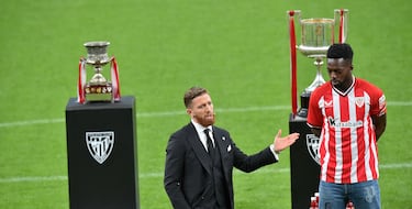 Iker Muniain toma la palabra en su homenaje, junto a él, Iñaki Williams.