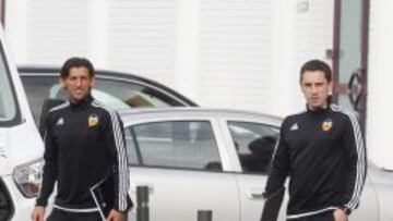 El nuevo entrenador del Valencia, Gary Neville, en la Ciudad Deportiva junto con su segundo, Miguel &Aacute;ngel Angulo.
 