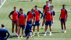 Los jugadores del Atlético en la sesión de entrenamiento de hoy.