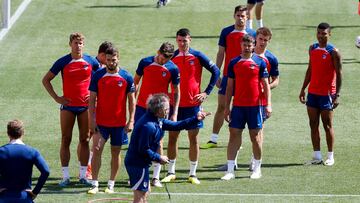 Los jugadores del Atlético en la sesión de entrenamiento de hoy.