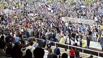 <b>ES EL EJEMPLO A REPETIR. </b>Más de 53.000 pericos vivieron la salvación ante el Murcia; la grada de Montjuïc debe asemejarse el domingo a aquella gran tarde.