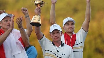 Luke Donald de Europa levanta el trofeo de la Ryder Cup.