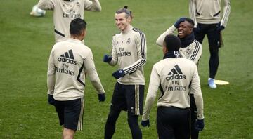 Casemiro, Bale, Militao and Vinicius during a light-hearted moment in training.