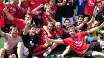 <b>¡SON DE SEGUNDA! </b>Los jugadores del Mirandés celebraron con su afición el primer ascenso a Segunda de su historia y mantearon a Pouso.