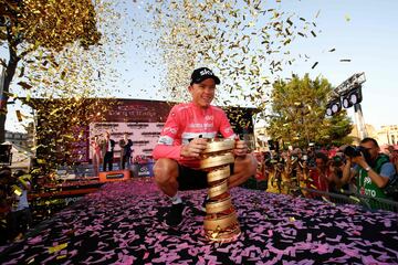 La primera carrera por etapas en realizarse de "las Tres Grandes" El año pàsado la ganó Christopher Froome que después de dar alguna dudas en su rendimiento en la crono de Jerusalen y en el Gran Sasso, dio una lección de grandeza venciendo en el Monte Zoncolan, y unos días más tarde dinamitar la carrera en el Colle delle Finestre y después de un descenso vertiginoso, aumentar la diferencia con Dumoulin en el puerto de Sestriere.