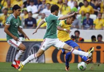 Neymar con el balón.