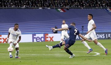 ¡Contra letal del PSG! ¡Recibió un balón en largo y se marchó en velocidad, Alaba no pudo frenarlo y batió a Courtois con un potente disparo ajustado al palo!