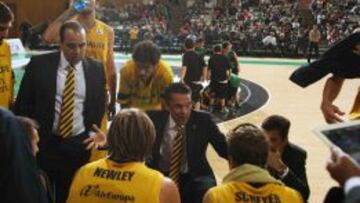 El Herbalife Gran Canaria, con Pedro Martínez a los mandos, en un tiempo muerto.