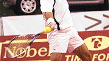 <B>ESPECTÁCULO.</B> Corretja, en la imagen, y Beto Martín ofrecieron el mejor partido de la jornada inicial.