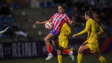 Gio controla un bal¨®n ante el Levante Badalona.