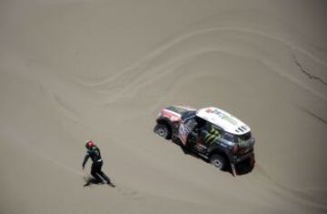 9ª etapa. El ruso Konstantin Zhiltsov abandona el coche que pilota el polaco Krzysztof Holowczyc atrapado en las arenas del desierto chileno.