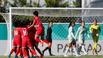 AMDEP9004. SANTIAGO DE LOS CABALLEROS (REPÚBLICA DOMINICANA), 17/10/2024.- Jugadoras de Corea del Norte celebran un gol este jueves, en un partido del grupo C de la Copa Mundial Femenina sub-17 entre las selecciones de Corea del Norte y México en el estadio de Cibao Fútbol Club en Santiago de los Caballeros (República Dominicana). EFE/ Diana Sánchez