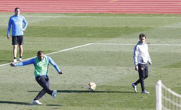 El entrenador de Boca Guillermo Barros observa el entrenamiento de su equipo. 