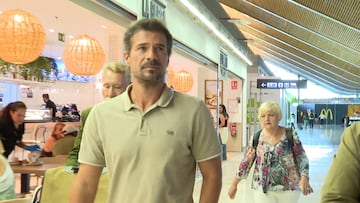 Rodolfo Sancho en el Aeropuerto Adolfo Suárez Madrid-Barajas junto a sus abogados a 24 de Agosto de 2024 en Madrid (España).
RODOLFO SANCHO;ABOGADOS;FAMOSOS;
Europa Press Reportajes
24/08/2024