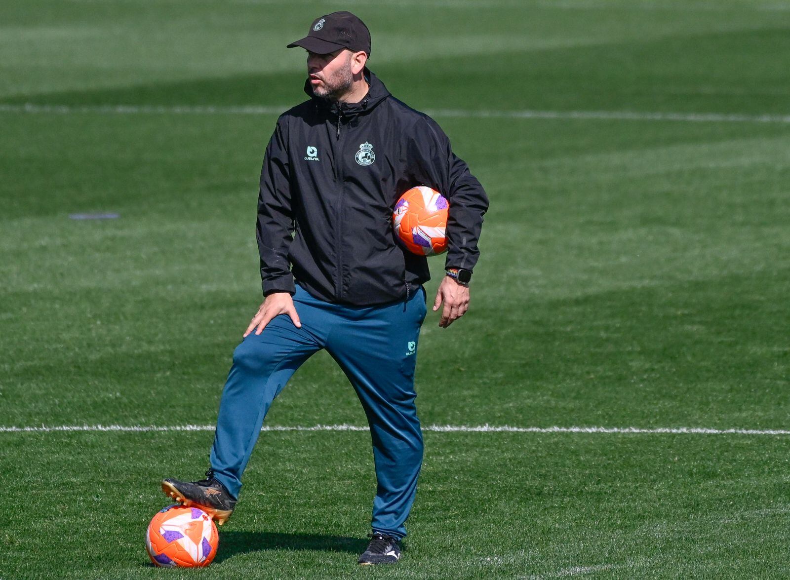 José Alberto deberá elegir entre Meseguer y Vencedor para suplir la baja de Maguette.