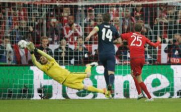 Oblak para el penalti a Mueller. 