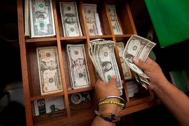 ¿Cuándo conviene comprar y vender dólares?