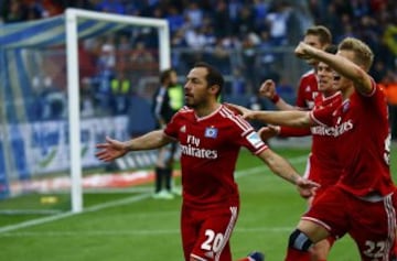 Los jugadores del Hamburgo festejan el gol en los descuentos de Marcelo Díaz.