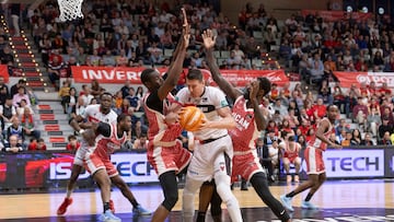 MURCIA, 12/04/2026.- El ala pívot croata de Coviran Granada Luka Bozic (c) controla el balón ante la presión del pívot de UCAM Murcia Diagne (i) y del ala pívot cubano Howard Sant- Roos (d), durante el partido de la vigésima sexta jornada de la Liga Endesa que están disputando este domingo en el Palacio de los Deportes de Murcia. EFE/Marcial Guillén