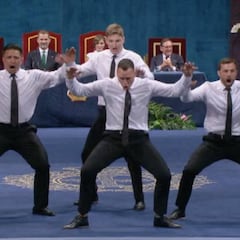 La haka en traje de los All Blacks delante de los Reyes