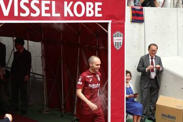 Yokoso! Andrés Iniesta unveiled by Vissel Kobe