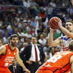 Solo él provoca esta locura: Llull, para sellar el partido