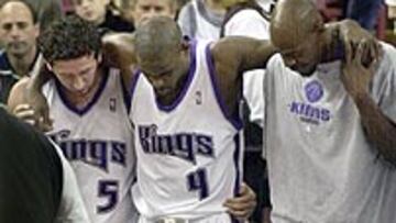 Chris Webber es ayudado por sus compañeros tras lesionarse en el partido de los Kings contra los Utah Jazz.