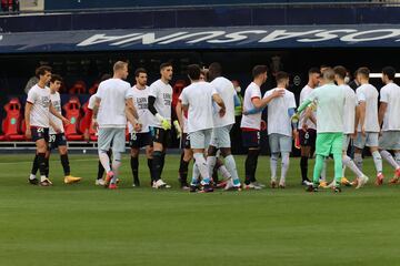 Jugadores del Valencia y Osasuna saltan al terreno de juego con camisetas contra la Superliga