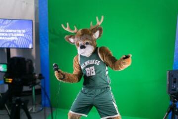 La mascota de los Milwaukee Bucks sorprendió a los más pequeños con sus bailes y piruetas. 